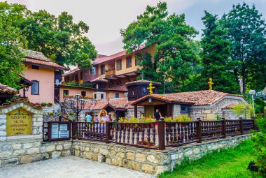 VARNA, BULGARIA, 5 Ağustos 2014: Bulgaristan 'ın Varna kentindeki Aziz Konstantin ve Elena manastırında insanlar yürüyor.