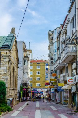 VARNA, BULGARIA, 8 AĞUSTOS 2014: Bulgaristan 'ın Varna kentindeki yaya bulvarında insanlar geziniyor.