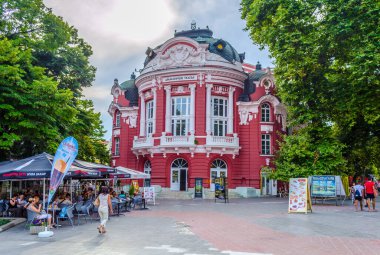 VARNA, BULGARIA, 8 Ağustos 2014: Bulgaristan 'ın Varna kentinde insanlar operanın önünde içki içiyorlar.