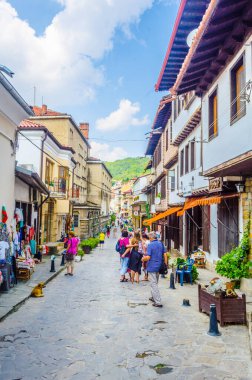 VELIKO TARNOVO, BULGARIA, 10 AĞUSTOS, 2014: Bulgaristan 'ın Veliko Tarnovo kentinin sokaklarında insanlar geziniyor