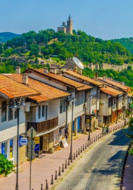 VELIKO TARNOVO, BULGARIA, 10 AĞUSTOS: Tsarevets kalesinin hakim olduğu Veliko Tarnovo 'nun havadan görünüşü