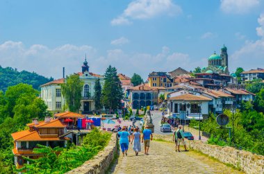 VELIKO TARNOVO, BULGARIA, 10 AĞUSTOS 2014: İnsanlar Çarevets kalesinden Veliko Tarnovo şehir merkezine doğru yürüyorlar