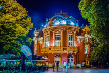 VARNA, BULGARIA, 1 Eylül 2014: Bulgaristan 'ın Varna kentinde insanlar operanın önünde içki içiyorlar.