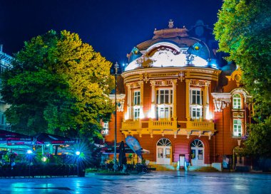 VARNA, BULGARIA, 1 Eylül 2014: Bulgaristan 'ın Varna kentinde insanlar operanın önünde içki içiyorlar.