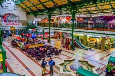 SOFYA, BULGARIA, 17 Eylül 2014: Bulgaristan 'ın Sofya kentinde kapalı bir pazar manzarası.