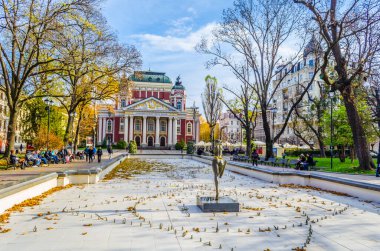 SOFYA, BULGARIA, 17 Kasım 2014: Bulgaristan 'ın Sofya kentindeki İvan Vazov tiyatrosunda insanlar geziniyor.