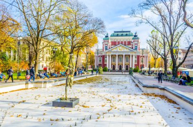SOFYA, BULGARIA, 17 Kasım 2014: Bulgaristan 'ın Sofya kentindeki İvan Vazov tiyatrosunda insanlar geziniyor.