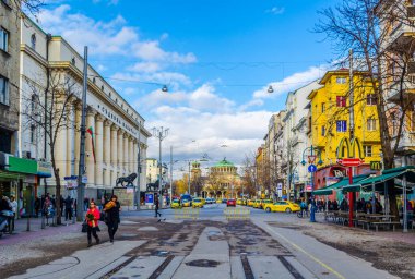 SOFYA, BULGARIA, 17 Kasım 2014: Bulgaristan 'ın orta Sofya kentindeki Vitosha bulvarında insanlar yürüyor.