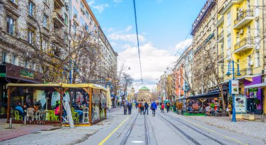 SOFYA, BULGARIA, 17 Kasım 2014: Bulgaristan 'ın orta Sofya kentindeki Vitosha bulvarında insanlar yürüyor.