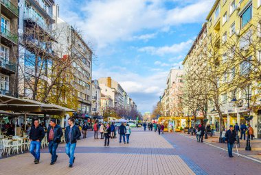 SOFYA, BULGARIA, 17 Kasım 2014: Bulgaristan 'ın orta Sofya kentindeki Vitosha bulvarında insanlar yürüyor.