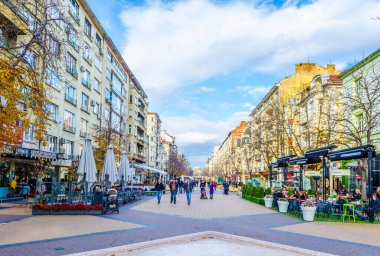 SOFYA, BULGARIA, 17 Kasım 2014: Bulgaristan 'ın orta Sofya kentindeki Vitosha bulvarında insanlar yürüyor.