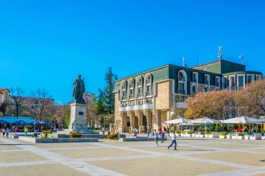 BLAGOEVGRAD, BULGARIA, 1 Nisan 2017: Bulgaristan 'ın Blagoevgrad kentindeki ana meydanda insanlar yürüyor.