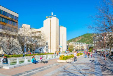BLAGOEVGRAD, BULGARIA, 1 Nisan 2017: Bulgaristan 'ın Blagoevgrad kentindeki ana meydanda insanlar yürüyor.