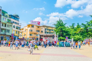 KAZANLAK, BULGARIA, 4 Haziran 2017: Bulgaristan 'ın Kazanlak kentinde düzenlenen ünlü gül festivali sırasında müzik performansı