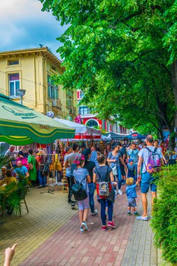 KAZANLAK, BULGARIA, 4 Haziran 2017: Bulgaristan 'ın Kazanlak kentinde düzenlenen ünlü gül festivali sırasında insanlar sokaklarda geziniyor