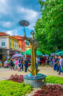 KAZANLAK, BULGARIA, 4 Haziran 2017: Bulgaristan 'ın Kazanlak kentinde düzenlenen ünlü gül festivali sırasında insanlar sokaklarda geziniyor