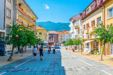 GOCE DELCHEV, BULGARIA, 12 Temmuz 2017: Bulgaristan 'ın Goce Delchev kentinde bir sokak manzarası.