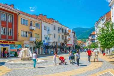 GOCE DELCHEV, BULGARIA, 12 Temmuz 2017: Bulgaristan 'ın Goce Delchev kentinde bir sokak manzarası.