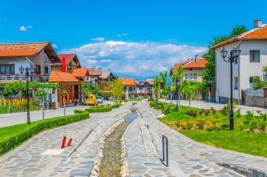BANSKO, BULGARIA, 13 Temmuz 2017: Bansko Bulgaristan 'da bir sokak manzarası
