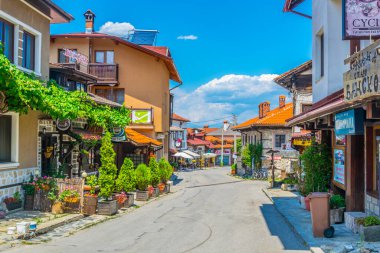 BANSKO, BULGARIA, 13 Temmuz 2017: Bansko Bulgaristan 'da bir sokak manzarası