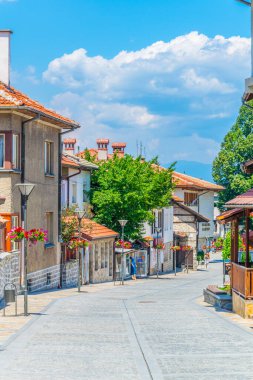 BANSKO, BULGARIA, 13 Temmuz 2017: Bansko Bulgaristan 'da bir sokak manzarası