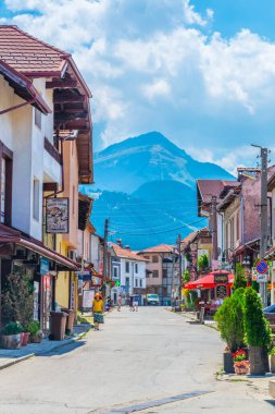 BANSKO, BULGARIA, 13 Temmuz 2017: Bansko Bulgaristan 'da bir sokak manzarası