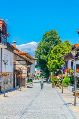 BANSKO, BULGARIA, 13 Temmuz 2017: Bansko Bulgaristan 'da bir sokak manzarası