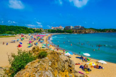 SINEMORETS, BULGARIA, 31 Temmuz 2017: Bulgaristan Sinemorets yakınlarındaki Butamyata plajında insanlar güneşli bir günün tadını çıkarıyorlar.