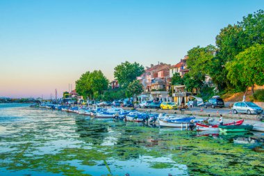 SOZOPOL, BULGARIA, 31 Temmuz 2017: Sozopol Bulgaristan limanı üzerinde gün batımı görünümü