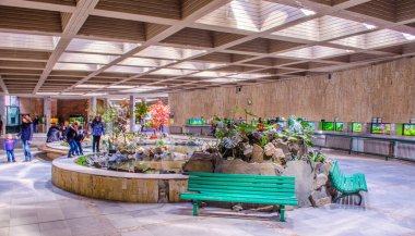 SOFYA, BULGARIA, 26 Mart 2015: İnsanlar Sofya hayvanat bahçesindeki sürüngenler ve balıklar arasında geziniyor..