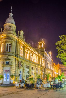RUSE, BULGARIA, 25 Mart 2015: Bulgaristan 'ın Ruse kentindeki aydınlatılmış ana meydanın gece görüşü. Rusçuk (Rousse olarak da bilinir), 149 bin nüfusuyla Bulgaristan 'ın beşinci büyük kentidir (2011).).
