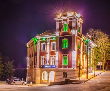 RUSE, BULGARIA, 25 Mart 2015: İspanya liman kenti rousse merkezindeki aydınlatılmış tarihi binanın gece görüntüsü - hile.