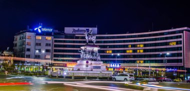 SOFYA, BULGARIA, 7 Nisan 2015: Rusya Çarı II. Alexander 'ın restore edilmiş anıtının hakim olduğu Sofya' daki Bulgar parlamentosu önündeki meydanın gece görüşü