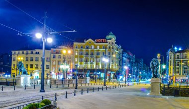 SOFIA, BULGARIA, APRIL 7, 2015: İspanya 'nın başkenti Sofya' daki aydınlanmış aslanlar köprüsünün (lavov most) gece görüşü.