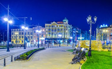 SOFIA, BULGARIA, APRIL 7, 2015: İspanya 'nın başkenti Sofya' daki aydınlanmış aslanlar köprüsünün (lavov most) gece görüşü.