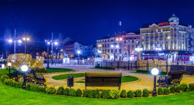 SOFIA, BULGARIA, APRIL 7, 2015: İspanya 'nın başkenti Sofya' daki aydınlanmış aslanlar köprüsünün (lavov most) gece görüşü.