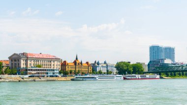 BRATISLAVA, SLOVAKIA, 28 Mayıs 2016: Bratislava 'daki Danube Nehri manzarası