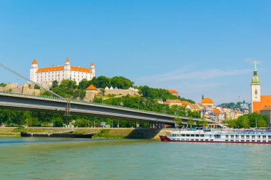 BRATISLAVA, SLOVAKIA, 28 Mayıs 2016: Slovakya 'daki Danube Nehri üzerindeki Saint Martin ve Bratislava Kalesi' nin manzarası