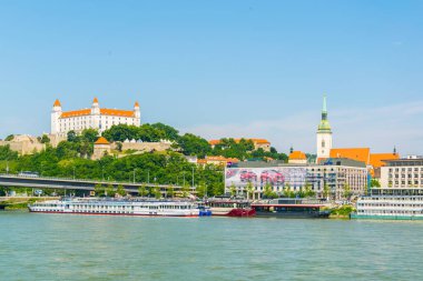 BRATISLAVA, SLOVAKIA, 28 Mayıs 2016: Slovakya 'daki Danube Nehri üzerindeki Saint Martin ve Bratislava Kalesi' nin manzarası