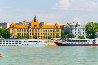BRATISLAVA, SLOVAKIA, 28 Mayıs 2016: Bratislava 'daki Danube Nehri manzarası
