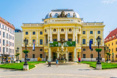 BRATISLAVA, SLOVAKIA, 28 Mayıs 2016: İnsanlar Bratislava, Slovakya 'daki ulusal tiyatronun önünde geziniyor