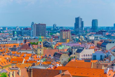 BRATISLAVA, SLOVAKIA, 28 Mayıs 2016: Kale tepesinden alınan Slovakya başkentinin hava manzarası