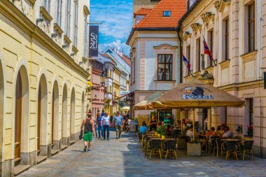 BRATISLAVA, SLOVAKIA, 28 Mayıs 2016: İnsanlar Bratislava, Slovakya 'nın tarihi merkezinde dar bir sokakta yürüyorlar
