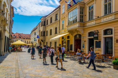 BRATISLAVA, SLOVAKIA, 28 Mayıs 2016: İnsanlar Bratislava, Slovakya 'nın tarihi merkezinde dar bir sokakta yürüyorlar