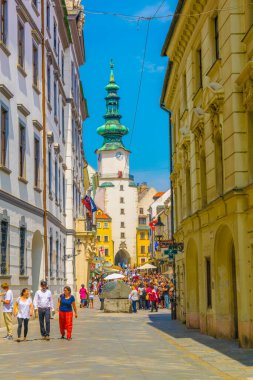 BRATISLAVA, SLOVAKIA, 28 Mayıs 2016: İnsanlar Bratislava, Slovakya 'nın tarihi merkezinde bulunan beyaz michalska kulesinin egemen olduğu Michalska caddesinde yürüyorlar