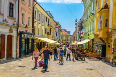 BRATISLAVA, SLOVAKIA, 28 Mayıs 2016: İnsanlar Bratislava, Slovakya 'nın tarihi merkezinde bulunan beyaz michalska kulesinin egemen olduğu Michalska caddesinde yürüyorlar