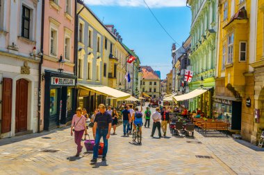 BRATISLAVA, SLOVAKIA, 28 Mayıs 2016: İnsanlar Bratislava, Slovakya 'nın tarihi merkezinde bulunan beyaz michalska kulesinin egemen olduğu Michalska caddesinde yürüyorlar