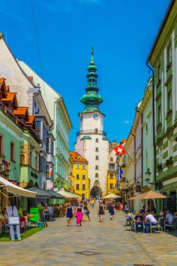 BRATISLAVA, SLOVAKIA, 28 Mayıs 2016: İnsanlar Bratislava, Slovakya 'nın tarihi merkezinde bulunan beyaz michalska kulesinin egemen olduğu Michalska caddesinde yürüyorlar