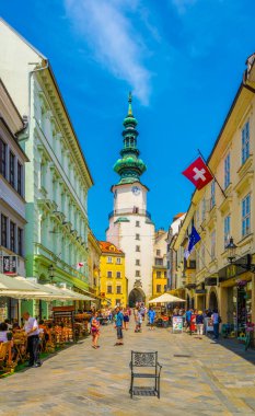 BRATISLAVA, SLOVAKIA, 28 Mayıs 2016: İnsanlar Bratislava, Slovakya 'nın tarihi merkezinde bulunan beyaz michalska kulesinin egemen olduğu Michalska caddesinde yürüyorlar
