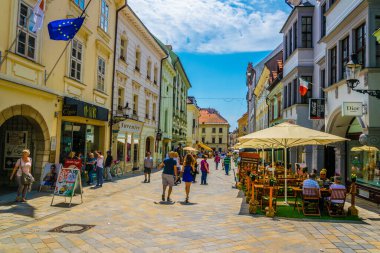 BRATISLAVA, SLOVAKIA, 28 Mayıs 2016: İnsanlar Bratislava, Slovakya 'nın tarihi merkezinde bulunan beyaz michalska kulesinin egemen olduğu Michalska caddesinde yürüyorlar